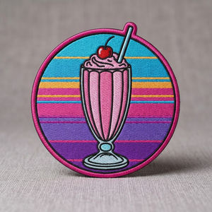 Parche Bordado Retro Rosa Milkshake Personalizado al por Mayor, Aplique Termoadhesivo Estilo Años 80 para Chaquetas, Ropa y Accesorios, Venta al por Mayor - Product Image 1