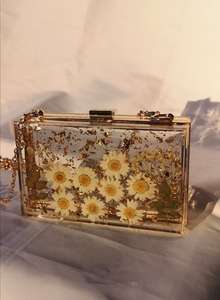 Bolso de mano con resina y flores prensadas Golden Daisy Bloom de Universal Overseas - Product Image 2