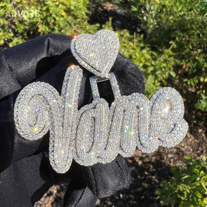 Pendentif de nom en argent sterling 925 plaqué rhodium pour femme, avec breloques en forme de cœur et lettre, serties de moissanite VVS de luxe - Product Image 1