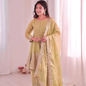 Ensemble Kurta en soie lourde pour femme, très tendance, avec Dupatta en soie, broderie de fils et travail de sequins, style Plazzo, fabriqué en Inde, en stock - Product Image 1