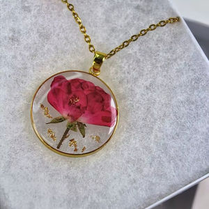 Collier pendentif artisanal en corne avec fleurs séchées pressées, bijou animalier, cadeau d'anniversaire pour femme et fille, objet d'art de collection - Product Image 1