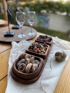 Plateau cadeau en bois de luxe pour le Ramadan avec trois bols carrés pour noix et en-cas, design minimaliste, finition polie. - Product Image 3