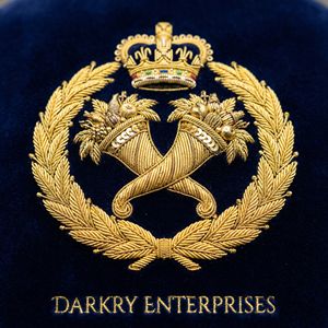 Insignia de plumas entrecruzadas de alambre de lingotes de plata hecha a mano, distintivo masónico, parche de terciopelo azul marino para blazer de secretario, escudo bordado personalizado - Product Image 2