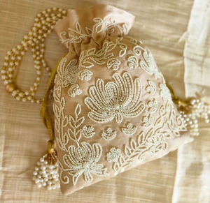 Bolsa circular de algodón hecha a mano, tipo Potli, para joyas, monedas, artículos de bebé, color gris, con trabajo Gota Patti, perlas Batwa, asa y cierre de solapa, ecológica. - Product Image 1