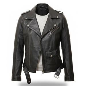 Veste en cuir raffinée pour femme, modernité, durabilité, élégance et un attrait intemporel pour un style élégant. - Product Image 1