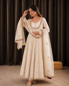Lanzamiento del nuevo conjunto de vestido Anarkali con pantalón y dupatta de diseño elegante, completamente cosido y listo para usar. - Product Image 1