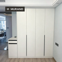Armoire sur mesure pleine hauteur pour toute la maison avec comptoir latéral et étagère flottante ouverte, poignée dissimulée, pour chambre à coucher