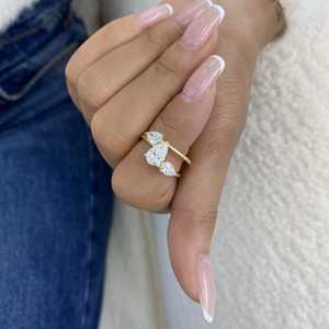 Anillo de Tres Piedras con Moissanita de Corte Pera de 2.00 Ct, Doble Banda, Plata 925 con Baño de Rodio, Regalo de Boda para Mujer - Product Image 4
