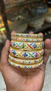 Bracelets en métal faits à la main avec incrustations de résine détaillées, style ethnique indien traditionnel, pour les acheteurs en gros - Product Image 5