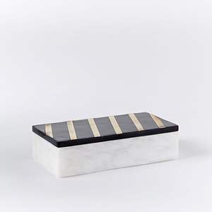 Boîte à cartes de poker en résine pour les jeux à domicile, solution de stockage durable pour papier et médias, modèle RR Enterprises RR202513230 - Product Image 3