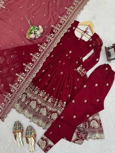 Robe de soirée en soie froissée avec broderies lourdes et sequins, et pantalon assorti avec dupatta - Product Image 5