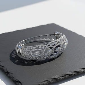 Bracelet manchette classique en argent tressé avec diamants de laboratoire, bijou de luxe élégant pour femme, design unique, cadeau idéal pour les soirées - Product Image 3