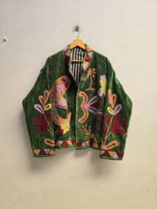 เสื้อแจ็คเก็ตกำมะหยี่สีเขียวป่าลายซูซานีสำหรับผู้หญิง งานแฮนด์เมด ลายปักดอกไม้และนกเขตร้อน สไตล์โบโฮ เอธนิค เสื้อคลุมสำหรับฤดูหนาว ขายส่งและส่งออก - Product Image 1
