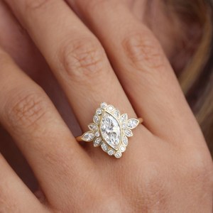 Bague de fiançailles vintage en or massif 14 carats avec diamant de laboratoire taille marquise, halo floral et grappe, bijou de mariée unique en forme de feuille, cadeau - Product Image 2