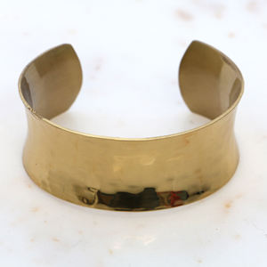 Bracelet manchette en laiton martelé fait main - Jonc ajustable doré - Bijou minimaliste tendance, cadeau pour elle - Product Image 3