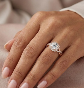 Bague Demi-Éternité Certifiée IGI Couleur E en Or Blanc 18K avec Diamant de Laboratoire et Bande Torsadée 1.30CT Clarté VS1, Bague de Fiançailles Halo - Product Image 5