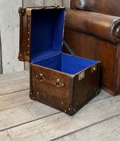 Commode de chevet vintage en bois de manguier, coffre de rangement en cuir vieilli, avec accents en laiton faits à la main, pour salle à manger, salon, chambre à coucher