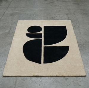 Alfombra Nórdica Monocromática Hecha a Mano - Alfombra de Lana Afelpada con Forma Geométrica Abstracta en Negro y Crema Marfil - Product Image 1