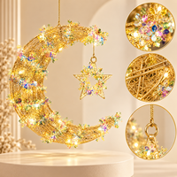 Kleine Batteriebetriebene LED Goldener Draht Halbmond mit Mehrfarbigen Kristallblumen und Sternanhänger für Ramadan-Dekoration