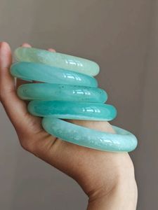 Bracelet jonc en résine vert émeraude translucide, style jade synthétique rond, bijou de main pour femme, idéal pour les fêtes et mariages, tendance - Product Image 6