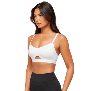 Sujetador deportivo Peekaboo blanco para mujer con logo personalizado, de nailon y elastano, con aberturas tipo balconette, top de yoga de soporte ligero para gimnasio y fitness. - Product Image 3