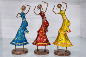 Figurine de danseuse en métal artisanale - Design Pop Art, style Art Déco pour cadeaux d'anniversaire ou de Diwali - Product Image 2
