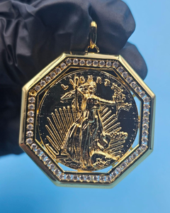 Colgante de Moneda Lady Liberty, Amuleto Religioso, Colgante de Plata 925 Bañado en Oro, Colgante Circular de Moissanita VVS Personalizado Estilo Hip Hop - Product Image 1