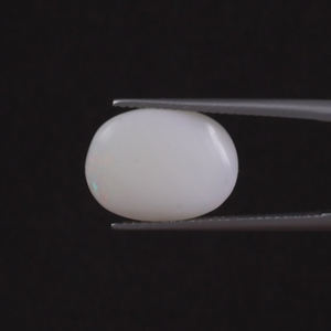 โอปอลสีขาวธรรมชาติ รับรองโดย IGI น้ำหนัก 5.86 กะรัต รูปทรงวงรี ขนาด 15.5x11 มม. ตัดด้วยมือ ขัดเงา ผ่านการเคลือบแว็กซ์/น้ำมัน คุณภาพดี - Product Image 3