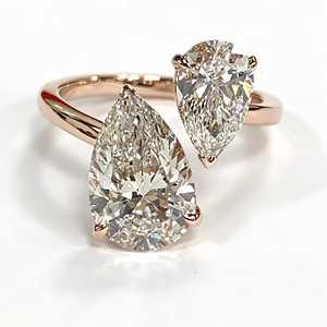 Bague de fiançailles haut de gamme en or rose 14 carats avec diamant taille poire 2+1 carats Toi Moi, anneau ouvert à double tour, diamant de laboratoire, cadeau pour petite amie - Product Image 1