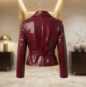 Blazer en similicuir gaufré croco bordeaux pour femme, col ouvert, manches longues, veste d'automne longueur normale avec fermeture à ceinture - Product Image 2
