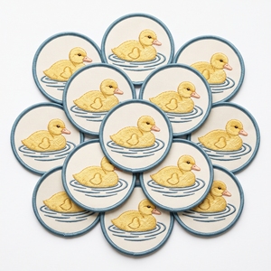 Parches Bordados de Patito Redondo, Venta Directa de Fábrica, Emblema de Pato Amarillo Nadando en el Agua para Ropa Infantil - Product Image 1