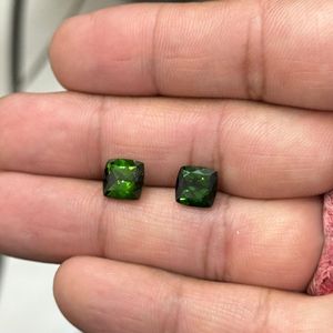 Paire de pierres précieuses de tourmaline verte naturelle taille coussin 5,30 carats AAAA, claires à la loupe, provenance Madagascar, bijoux fins, vente en gros de pierres précieuses - Product Image 1