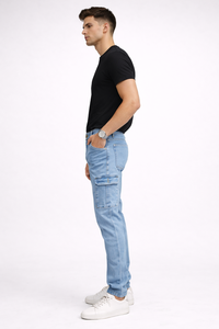 Jean cargo bleu clair pour homme, conçu avec un tissu en denim extensible de qualité supérieure, coupe slim moderne et coutures durables. - Product Image 2