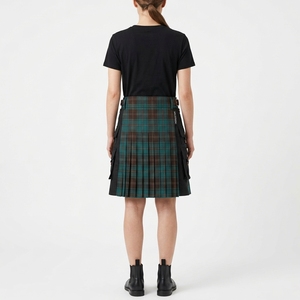 Kilt utilitaire écossais pour femme, motif tartan marron-vert sarcelle, poches cargo, bretelles à boucles réglables, style écossais, vêtements de travail personnalisés et tendance - Product Image 2
