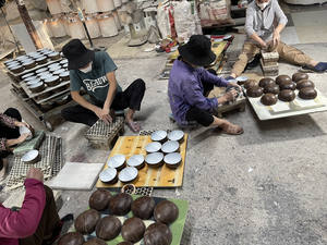 Bola de Coco Pintada a Mano, Colorida y Económica, Hueca, para el Festival de Mardi Gras, de Vietnam - Product Image 5