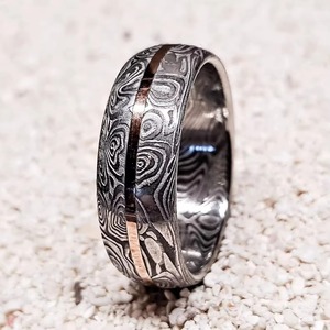 Bague en acier Damas avec insert en or rose, alliance pour homme, ajustement confortable, motif grain de bois unique, faite à la main, garantie 3 ans, pour le marié - Product Image 1