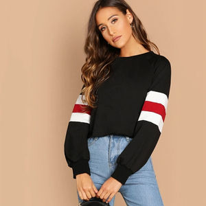 Sudadera Negra de Cuello Redondo y Manga Larga para Mujer con Mangas a Rayas Rojas y Blancas, Ropa al por Mayor OEM ODM - Product Image 5