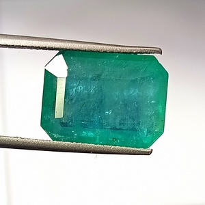 Émeraude naturelle zambienne de 12,80 carats, vert émeraude, facettée, taille émeraude, pierre précieuse pour la fabrication de bijoux - Product Image 2