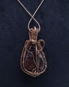 Collier en agate naturelle avec pendentif enroulé de fil de cuivre |   Collier artisanal bohème en pierres précieuses - Product Image 4