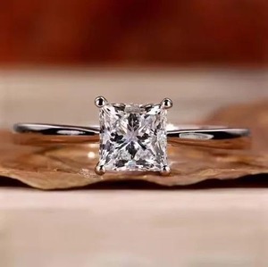 Anillo de compromiso de plata de ley 925 con incrustaciones de diamantes, corte radiante VVS D, anillo de boda clásico con piedras de diamante para mujer - Product Image 4