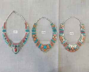 Collares de estilo étnico con incrustaciones de piedras multicolor sobre metal blanco - Product Image 3