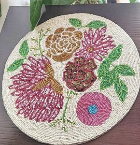 Napperon chargeur rouge festif Accent de table perlé fait à la main avec motif de feuille d'or et perles de fleurs blanches idéal pour Noël - Product Image 3