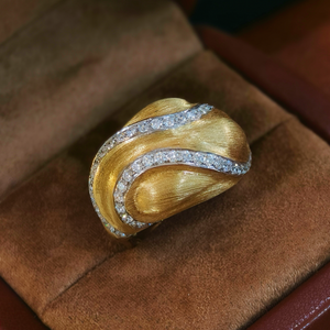 Anillo de Compromiso Unisex de Oro con Moissanita Redonda Engastada en Pavé Ondulado, Banda Texturizada Cepillada, Moderno, Certificado IGI, Chapado en Rodio, Plata 925 - Product Image 2