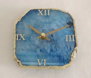 Horloge de bureau en agate bleu ciel, bord en métal doré, chiffres romains, mouvement à quartz, mini horloge de table décorative - Product Image 6