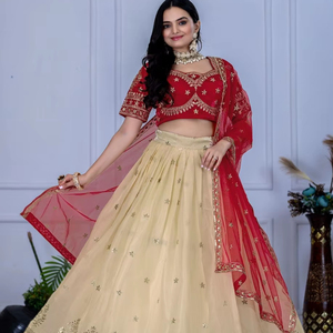 ชุดเลเฮนกาโชลีสำหรับผู้หญิง ผ้าไหมเนื้อหนัก ตกแต่งด้วยงานปักดิ้นทองและเลื่อม (สีขาว) - Product Image 1