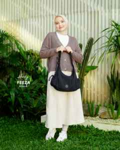 Sac à bandoulière moderne en tissu froissé de qualité supérieure avec fermeture éclair, sangle réglable et espace de rangement organisé - Product Image 3