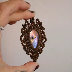 สร้อยคอทำมือแบบมาคราเม่ จี้มุกทันสมัย ประดับด้วยหินวิบวับ สายสีน้ำตาลปรับได้ เครื่องประดับบำบัดรักษา งานฝีมือ ฮาริ โอม ศาสนาพุทธ - Product Image 1