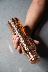 Botella de cobre para una rutina matutina saludable, reutilizable, ecológica, de metal, que apoya la hidratación temprana y los hábitos de bienestar. - Product Image 4