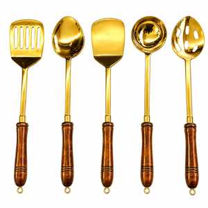 Ensemble d'ustensiles de cuisine en laiton doré avec manches en bois, 5 pièces : spatule, louche et cuillère - Product Image 1