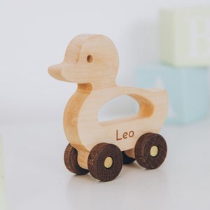 Jouet en bois à tirer en forme de canard le plus vendu avec nom personnalisé Leo gravé, jouet en bois pour enfants - Product Image 1